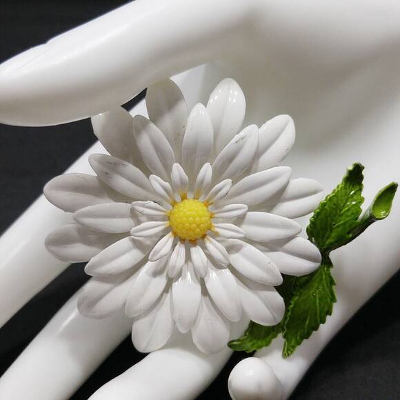 Vintage White Enamel Flower Brooch, 1960s Jewelry - Picture 8 of 10